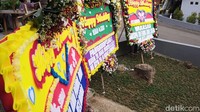 Di bagian depan lokasi pernikahan, ada banyak karangan bunga yang dikirimkan para artis.  Foto: Dyah Paramita Saraswati/ detikHOT