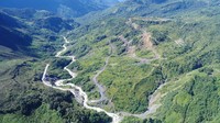 Pemerintah melalui Kementerian Pekerjaan Umum dan Perumahan Rakyat (PUPR) membangun jalan Trans Papua. Salah satunya ruas Oksibil-Towe Hitam sepanjang 5,52 kilometer.Foto: Dok. PT Wijaya Karya (Persero) Tbk