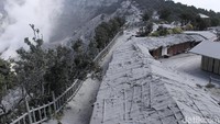 Abu vulkanik nampak menyelimuti atap bangunan yang berada di sekitar kawasan Gunung Tangkuban Perahu.