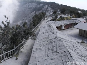 Zona Wisata Kawah Tangkuban Perahu Diselimuti Abu Vulkanik