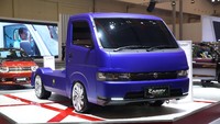 Selain Jimny Tough Concept, ada pula Carry Fluzh Concept. Mobil dibuat bergaya lowrider dengan memangkas fungsi bak. Kaca spion juga diganti dengan sistem kamera. Istimewa/Dok. Suzuki.