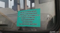 Di salah satu bus terpasang tulisan. Isinya tentang putusan perkara yang diadili di PN Jakarta Pusat. Berikut selengkapnya: Budel Pailit PT Putera Adi Karyajaya (dalam pailit) sesuai putusan perkara No.21/Pdt.Sus-Pailit/2018/PN.Niaga.Jkt.Pst, tertanggal 20 September 2018 dalam pengawasan kurator dan pengadilan niaga pada pengadilan negeri Jakarta Pusat. 