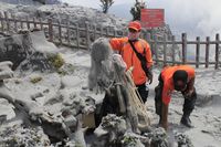Dagangan Pedagang Terkena Abu Erupsi Gunung Tangkuban Parahu
