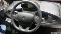 Dikarenakan mobil ini diimpor langsung dari Prancis, spesifikasinya pun sama persis dengan yang dijual di sana. Sedangkan jika dua unit ini laris terjual, sales tadi tak bisa menginformasikan berapa lama waktu inden untuk pembeli berikutnya. Foto: Rizki Pratama/detikOto