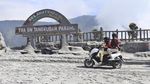 Abu Vulkanik Selimuti Jalan Hingga Bangunan di Tangkuban Perahu