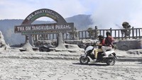 Abu vulkanik nampak menyelimuti akses jalan hingga bangunan masjid dan kios pedagang yang berada di sekitar kawasan Tangkuban Perahu pascaerupsi, Sabtu (27/7/2019).