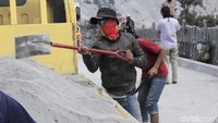 Imbauan dari PVMBG menyebutkan ada jarak aman untuk manusia dengan radius 500 meter dari bibir kawah. Namun, debu vulkanik tebal yang bertebaran di area wisata harus dibersihkan terlebih dahulu.