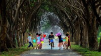 Bermain bersama teman-teman jadi salah satu hal yang paling disukai oleh anak-anak. Seperti halnya keceriaan anak-anak di Myanmar ini. Istimewa/@yekyawthu/Agora Images via Boredpanda.