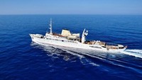 Berlayar pakai yacht. Untuk beli yacht-nya saja sudah menguras dompet, belum lagi akomodasi di perjalanan dan uang bekalnya. Ditambah masih harus menggaji kapten kapal dan para krunya. Foto: Dok. CNBC Make It/Stef Bravin