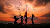 Potret suka cita anak-anak di Indonesia bermain di alam terbuka. Istimewa/@micky_demsy/Agora Images via Boredpanda.