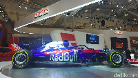 Secara dimensi, Toro Rosso Honda STR14 menggunakan sasis Scuderia Toro Rosso Composite Monocoque dengan total lebar 2.000 mm, lebar antara gandar depan dan belakang 1.600 mm dan tinggi 950 mm. Foto: Ridwan/detikOto