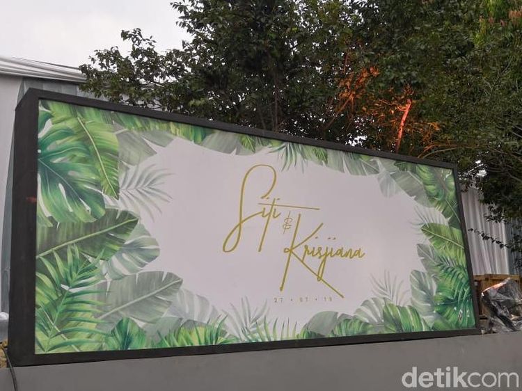 Undang Jokowi dan Deretan Karangan Bunga di Pernikahan Siti Badriah
