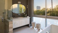 Properti yang terjaga keamanannya ini memiliki empat kamar tidur dan enam kamar mandi. Istimewa/Dok. CNBC Make It/Anthony Barcelo.