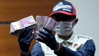 Tamzil diduga menerima suap terkait pengisian perangkat daerah di lingkungan Pemerintah Kabupaten Kudus tahun 2019. Bupati Kudus itu diduga menerima suap untuk membayar utang senilai Rp 250 juta.