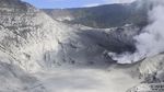 Abu Vulkanik Selimuti Jalan Hingga Bangunan di Tangkuban Perahu
