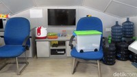 Ada juga ruang bersantai dan dapur.