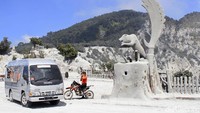 Akibat letusan ini terlihat batuan beku yang berlapis-lapis pada dinding kawah. Selain itu gunung ini juga memiliki dapur magma yang dalam dan magmanya memiliki kekentalan yang tinggi. Contoh lain gunung strato adalah Gunung Tangkuban Perahu. (Foto: Yudha Maulana)