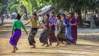 Tawa riang anak-anak remaja di Myanmar saat bermain bersama teman-teman. Istimewa/@kokosat/Agora Images via Boredpanda.