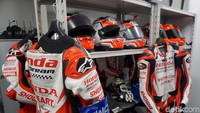 Perlengkapan balap Andi Gilang di paddock Astra Honda Racing Team.