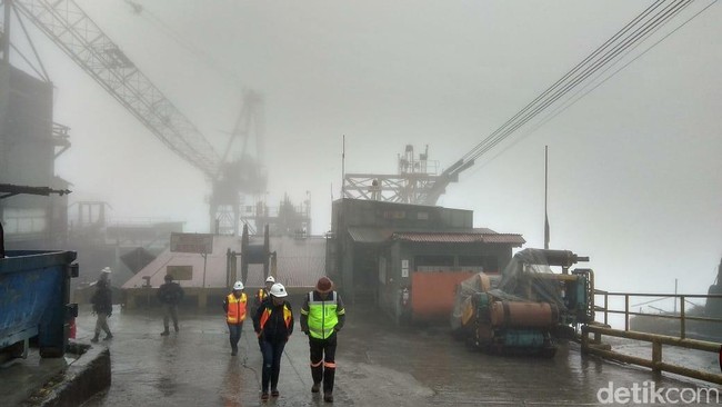 Tak Dampingi Jokowi ke PLN, Rini Naik Haji