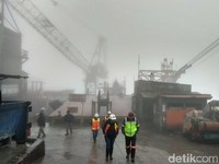Tak Dampingi Jokowi ke PLN, Rini Naik Haji