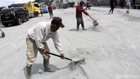 Sejumlah petugas sedang membersihkan abu vulkanik yang menyelimuti akses jalan dan bangunan yang berada di kawasan Tangkuban Perahu, Sabtu (27/7/2019).