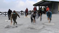 Saat ini, pihak pengelola TWA Tangkuban Perahu menurunkan sekitar 100 orang untuk membersihkan sisa abu vulkanik yang menyelimuti area wisata.