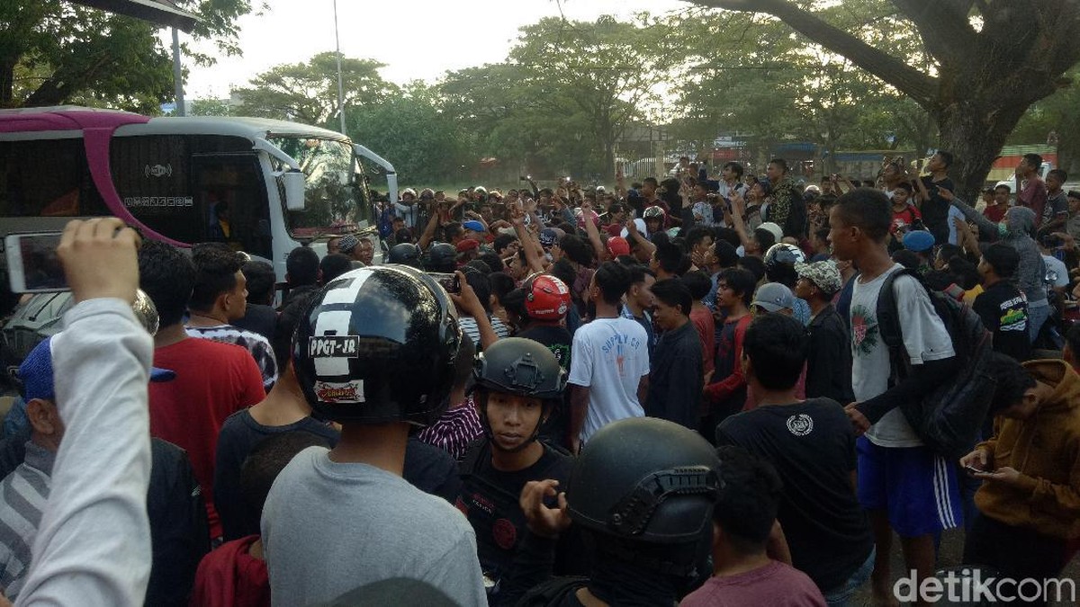 Bus Persija Jakarta dilempari menjelang pertandingan final leg II final Piala Indonesia melawan PSM Makassar. (Foto: Reinhard Soplantila/detikSport)