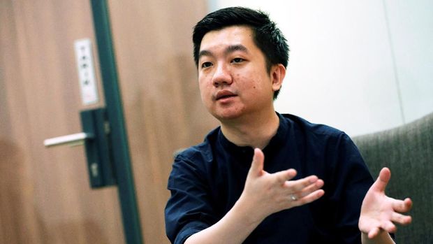 Founder and CEO of Indonesian e-commerce firm Tokopedia, William Tanuwijaya, gestures as he talks during an interview at Tokopedia headquarters in Jakarta, Indonesia, July 25, 2019. Picture taken July 25, 2019. REUTERS/Willy Kurniawan