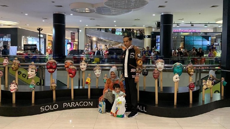 Menemani Jan Ethes, Jokowi-Iriana Malam Mingguan di Mal Solo Menemani Jan Ethes, Jokowi-Iriana Malam Mingguan di Mal Solo