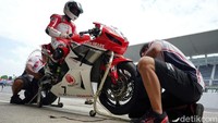 Irfan Ardiansyah berada di pit sebelum memulai balapan.