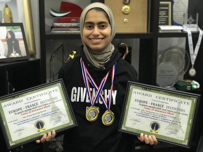  Remaja yang kini berusia 17 tahun ini  dinobatkan sebagai penemu robot termuda di dunia oleh pengusaha Sheikh Mohammad di ajang penghargaan Pioneers of UAE pada 2015. Belum ada penemu termuda seperti Fatima yang sudah menjadi pencipta robot sebelumnya. Foto: dok. Instagram @fatimaalkaabi_1