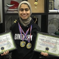  Remaja yang kini berusia 17 tahun ini  dinobatkan sebagai penemu robot termuda di dunia oleh pengusaha Sheikh Mohammad di ajang penghargaan Pioneers of UAE pada 2015. Belum ada penemu termuda seperti Fatima yang sudah menjadi pencipta robot sebelumnya. Foto: dok. Instagram @fatimaalkaabi_1