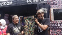 Warga membeli beberapa buah tangan mulai dari batik Betawi hingga dodol khas Condet.Foto: Arief/detikcom