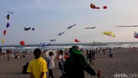 Salah seorang peserta saat berusaha menerbangkan layang-layang. (Pradito Rida Pertana/detikcom)