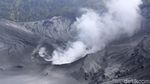Abu Vulkanik Selimuti Jalan Hingga Bangunan di Tangkuban Perahu