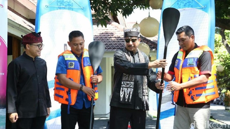 Menpar Arief Yahya menyerahkan paddle board di Banyuwangi (Ardian Fanani/detikcom) Menpar Arief Yahya menyerahkan paddle board di Banyuwangi (Ardian Fanani/detikcom)