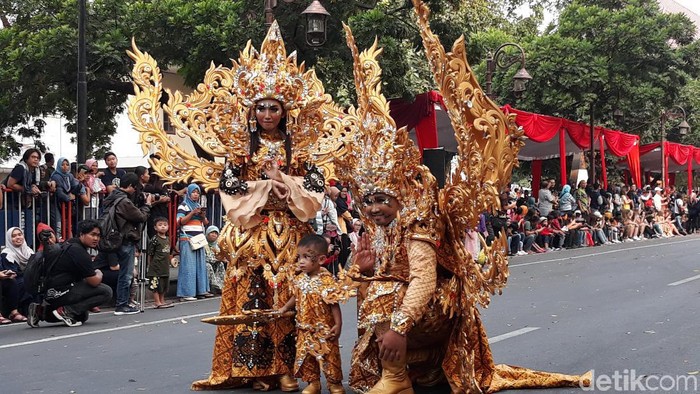 Gubernur Jateng, Ganjar Pranowo ikut Solo Batik Carnival, Sabtu (27/7/2019).