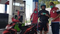 Petugas membagikan masker di SPBU Ciater untuk mengantisipasi hujan abu vulkanik, para petugas operator juga telah mengenakan masker guna melindungi saluran pernapasan mereka. Istimewa/Dok. Pertamina MOR III.
