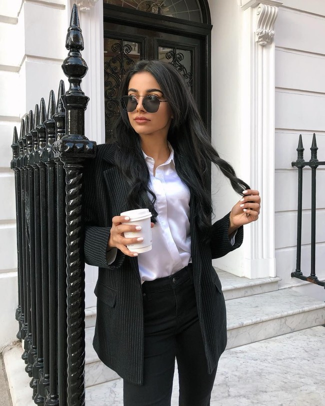 Banita kerap kali tampil dengan gayanya yang kasual dan memesona dalam balutan busana monokrom. Foto: dok. Instagram @banitasandhu