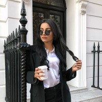 Banita kerap kali tampil dengan gayanya yang kasual dan memesona dalam balutan busana monokrom. Foto: dok. Instagram @banitasandhu