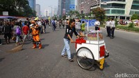 Tidak hanya mangkal, sebagian PKL berjualan dengan berkeliling di kawasan car free day.