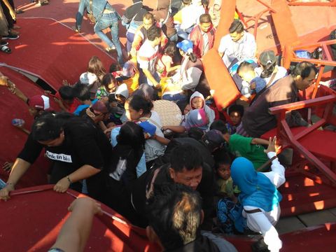 Warga yang terperosok dan saling tertindih