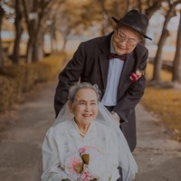 Chen yang berusia 92 tahun dan istrinya, Shen yang berusia 90 tahun berhasil mengambil foto pernikahan pertama kalinya setelah 66 tahun menikah. Menurut lapora Sinchew, pemotretan terjadi setelah pasangan itu bertemu dengan seorang perencana pernikahan di sebuah restoran di Sarawak, Malaysia. Foto: Facebook Joco Lico Bridal & Studio