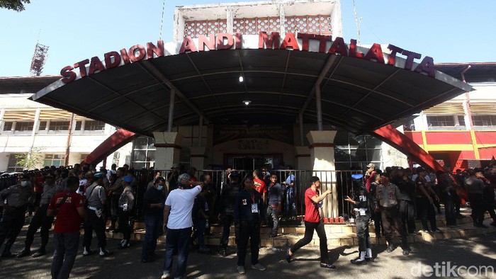 Pertandingan leg kedua final Piala Indonesia antara PSM Makassar vs Persija Jakarta resmi ditunda, Minggu (28/7/2019). Padahal suporter tuan sudah memadati Stadion Andi Mattalatta sejak pagi hari.