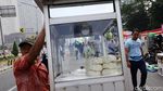 Potret Warga dan PKL Berebut Tempat di CFD