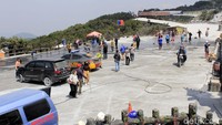 Saat ini ketebalan abu di akses jalan mulai berkurang drastis dibandingkan Sabtu 27 Juli kemarin. 