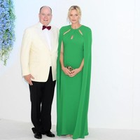 Tidak ketinggalan clutch keemasan dengan aksen hijau dan heels berwarna nude.  Foto: Getty Images