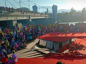 Panggung Larung Saji Labuh Bumi di Kediri Ambruk, Puluhan Warga Terperosok