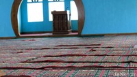 Masjid ini merupakan satu-satunya masjid di Jawa Barat yang berada di atas gunung aktif dengan ketinggian 2.000 meter di atas permukaan laut (mdpl).